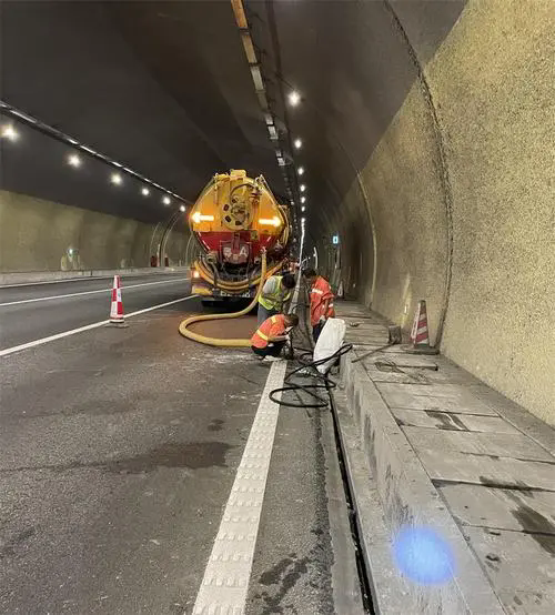 安岳隧道排水渠清淤